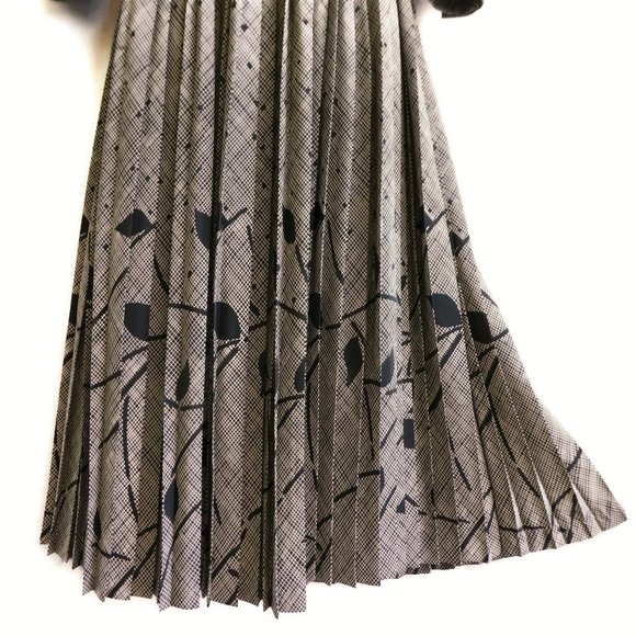 Vintage Secretary Beige Dress Black Geometric Leaf Design Puff Sleeves Pleated - Picture 5 of 10